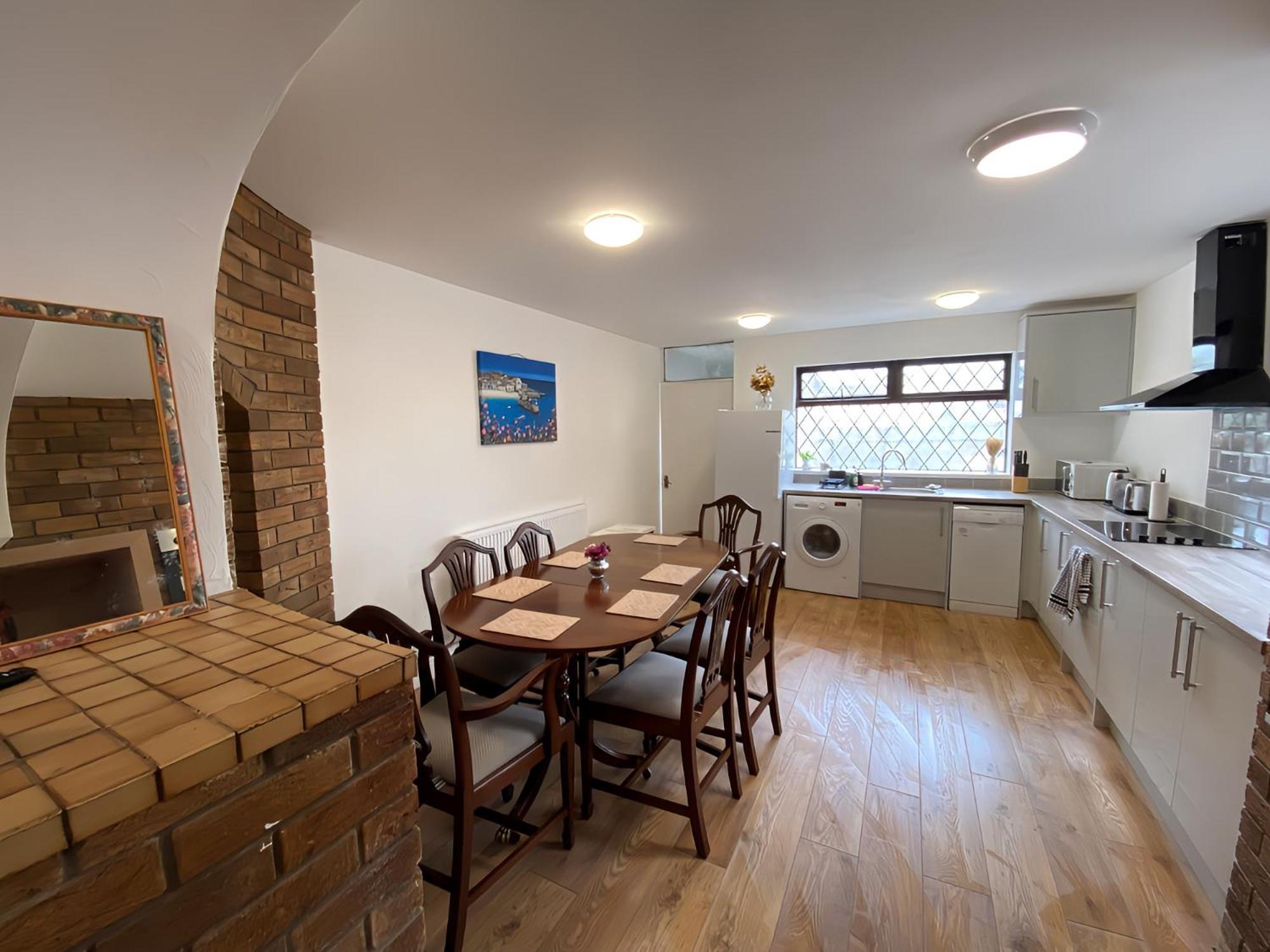 4-Bedroom Home - Perfect For Those Working In Bridgend - By Tailored Accommodation Ngoại thất bức ảnh