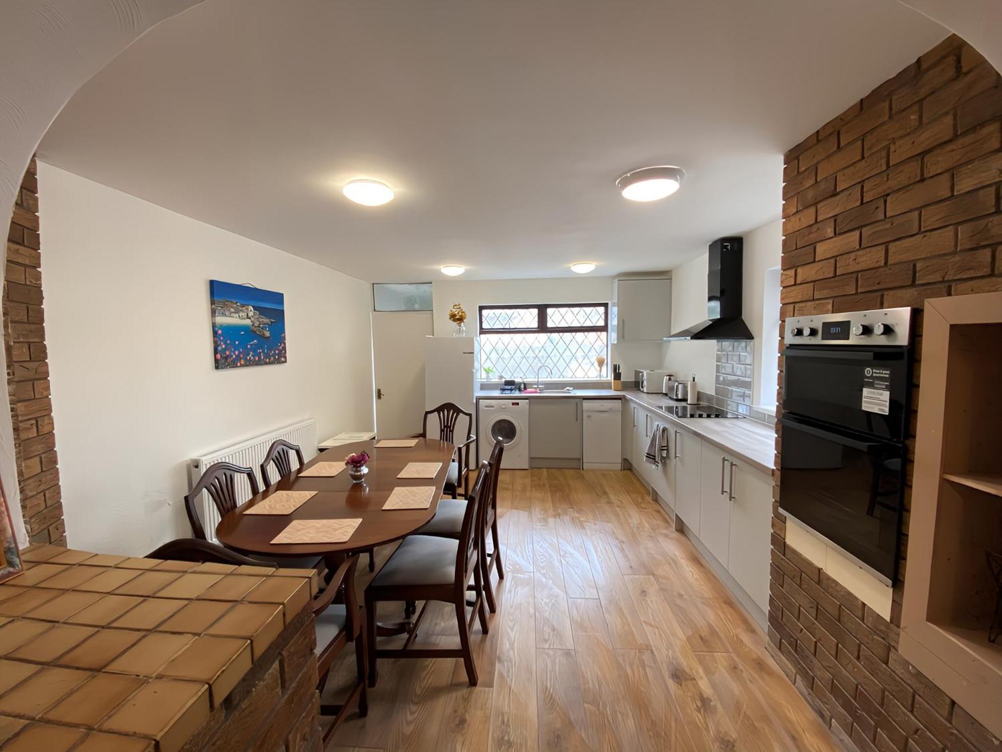 4-Bedroom Home - Perfect For Those Working In Bridgend - By Tailored Accommodation Ngoại thất bức ảnh